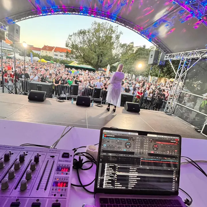 Koncert z pohľadu od DJ pultu
