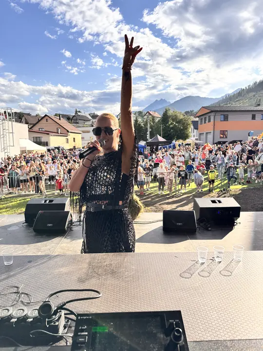Emily spieva pred publikom za denného svetla