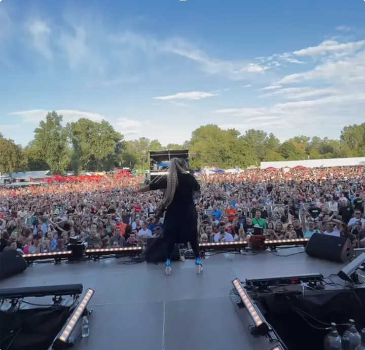Emily pred plným festivalovým areálom